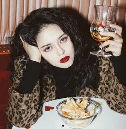 彭美丽资料,从平凡女孩到时尚界璀璨明星的蜕变之路